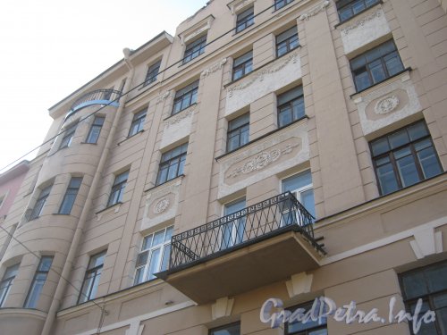 Пр. Римского-Корсакова, дом 115. Часть фасада. Фото апрель 2012 г.