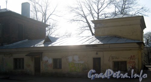 Старо-Петергофский пр., дом 9а литера Ж. Общий вид одноэтажной части здания со стороны дома 9а литера Н. Фото апрель 2012 г.