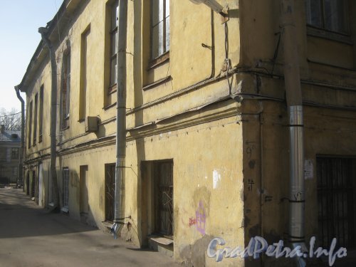 Старо-Петергофский пр., дом 9а. Общий вид здания со стороны дома 9а литера Ж. Фото апрель 2012 г.