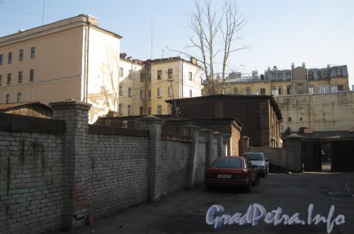 Старо-Петергофский пр., дом 9б (слева). Фото со стороны двора дома 9а литера Ж. Фото апрель 2012 г.