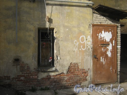 Старо-Петергофский пр., дом 9а. Вход в квартиру № 8. Фото апрель 2012 г.