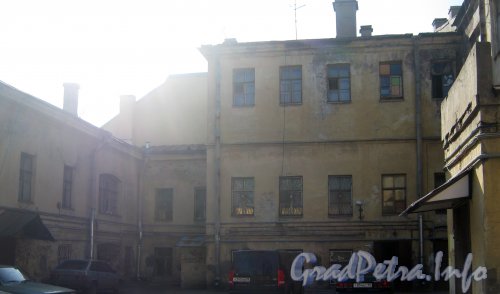 Старо-Петергофский пр., дом 9а. Один из дворов. Фото апрель 2012 г.