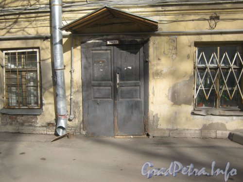 Старо-Петергофский пр., дом 9а. Вход в квартиру № 37. Фото апрель 2012 г.