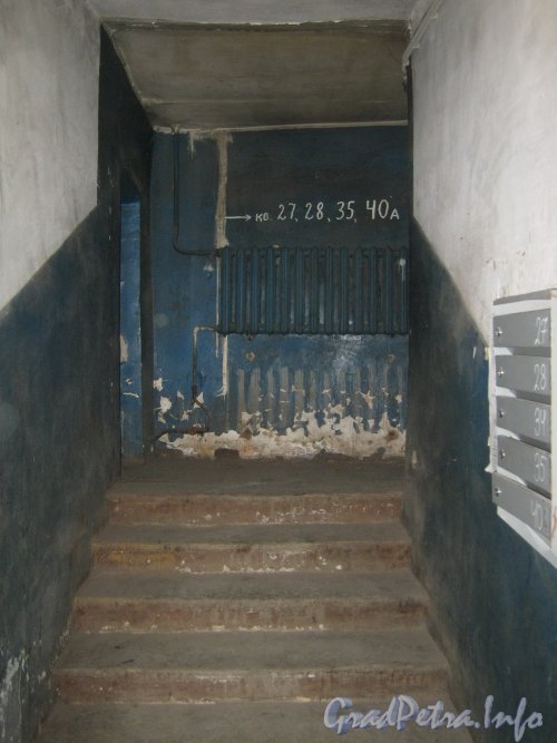 Старо-Петергофский пр., дом 9а. Парадная квартир 34,27,28,35 внутри. Фото апрель 2012 г.