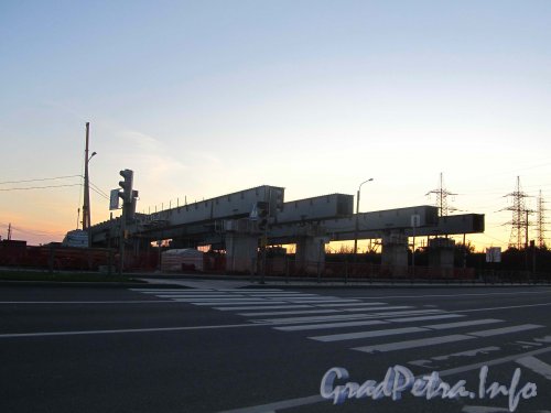 Строительство моста в створе Суздальского проспекта через Выборгское шоссе. Фото 24 августа 2012 года.