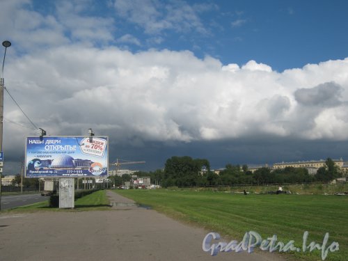 Пешеходная часть нечётной стороны пр. Маршала Жукова перед пересечением с Дорогой на Турухтанные острова.. Фото 28 августа 2012 г.