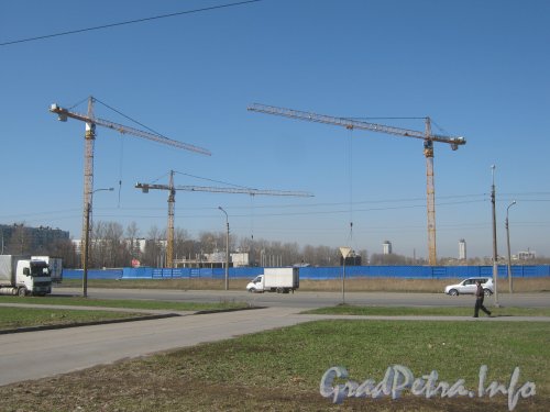 Дунайский пр., дом 1. Общий вид на строящиеся здания 1а и 1б со стороны дома 5. Фото апрель 2012 г.