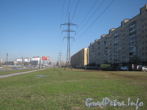 Дунайский пр. Перспектива от дома 5 (справа) в сторону Московского шоссе. Фото апрель 2012 г.
