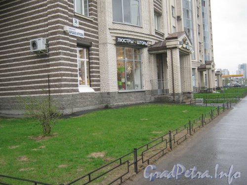 Пр. Маршала Жукова, дом 36 корпус 1. Нижняя часть фасада с пр. Маршала Жукова. Фото июнь 2012 г.