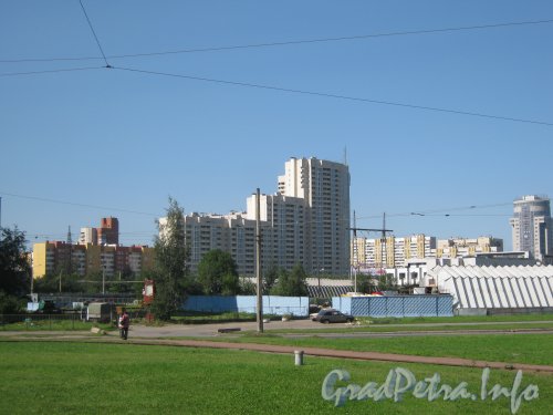 Ленинский пр., дом 99 (в центре). Фото 13 августа 2012 г. с пр. Стачек.