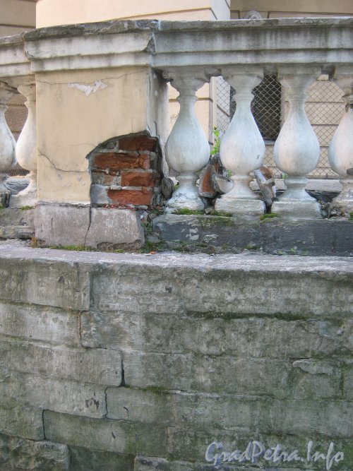 Микрорайон «Форели». Пр. Стачек, дом 172. Фрагмент балюстрады угловой части фасада. Фото 13 августа 2012 г.