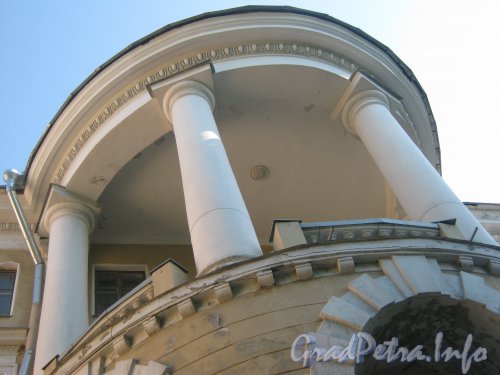 Микрорайон «Форели». Пр. Стачек, дом 172. Колоннада угловой части фасада. Фото 13 августа 2012 г.