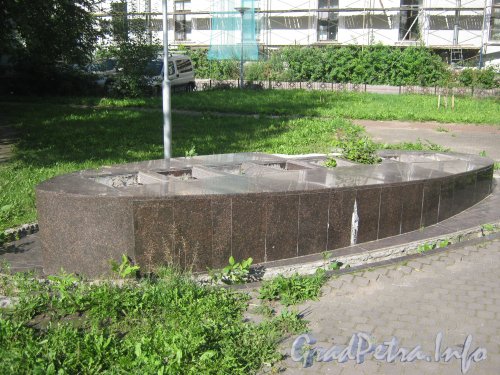 Микрорайон «Форели». Отключённый фонтан во дворе домов 160,170 и 172. Фото 13 августа 2012 г.