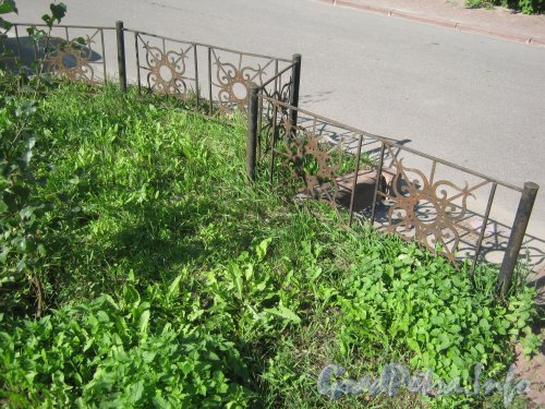Микрорайон «Форели». Ограда во дворе домов 158,160,170 и 172. Фото 13 августа 2012 г.
