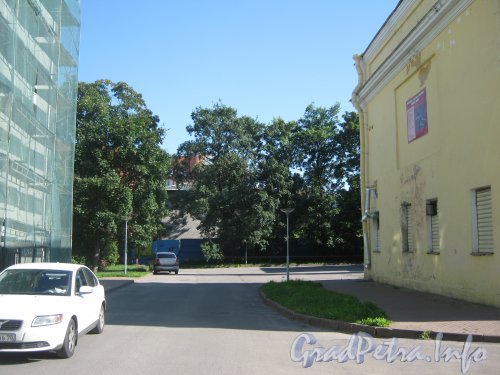 Микрорайон «Форели». Пр. Стачек, дом 158 (слева) и 170 (справа). Проезд к дому 162 (в центре). Фото 13 августа 2012 г.
