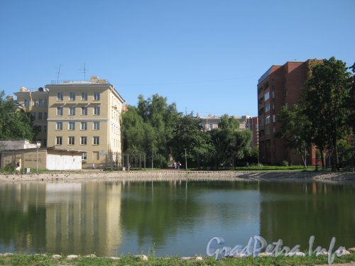 Микрорайон «Форели». Пр. Стачек, дом 152 (слева) и дом 164 (справа). Пруд между домами. Фото 13 августа 2012 г.