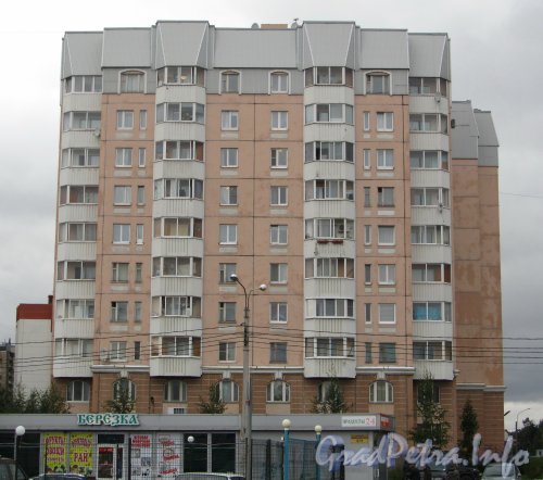 Пр. Авиаконструкторов, дом 32. Фасад жилого дома со стороны Шуваловского проспекта. Фото 2 сентября 2012 года.