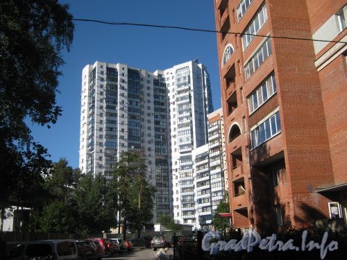 Пр. Энгельса, дом 93 (в центре Фото) - угловая часть здания; справа на Фото - часть дома 6 по ул. Рашетова. Фото 4 сентября 2012 г.
