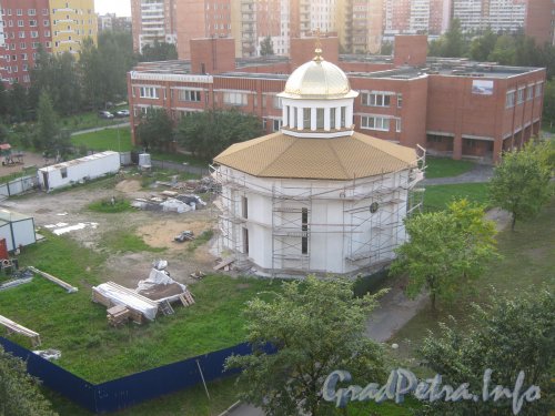 Пр. Маршала Жукова, дом 43б. Очередная стадия строительства церкви. Фото сентябрь 2012 г.