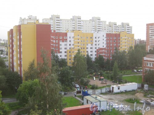 Пр. Маршала Жукова, дом 45 и детская площадка перед ним. Фото сентябрь 2012 г. из окна дома 43 корпус 1.