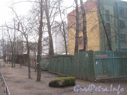 Московский пр., дом 141, литера А. Вид со стороны двора дома 145. Фото апрель 2012 г.