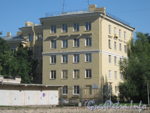 Пр. Стачек, дом 152. Микрорайон «Форели». Вид со стороны дома 158. Фото август 2012 г.