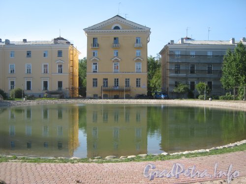 Микрорайон «Форели». Общий вид пруда и дома 156 (в центре снимка). Фото август 2012 г.