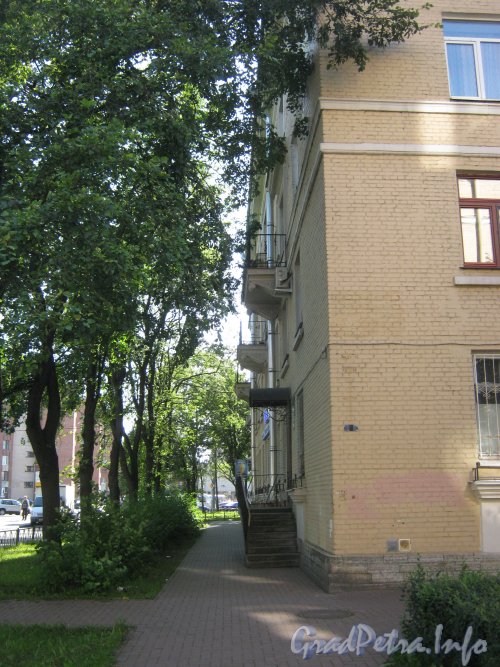 Ленинский пр., дом 116. Проход вдоль дома со стороны Ленинского пр. Фото август 2012 г.