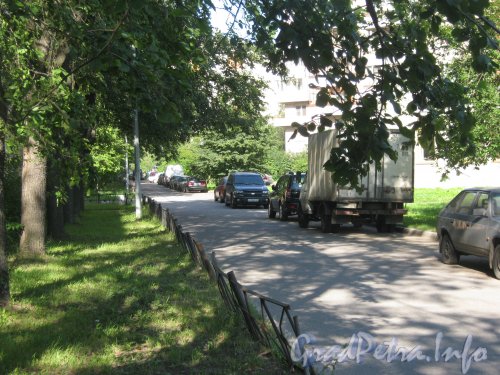 Проезд между домами 116 и 118 по Ленинскому проспекту в сторону домов 150-154 по проспекту Стачек. Фото август 2012 г.