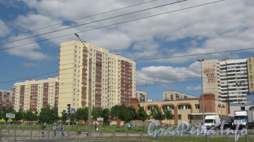 Ленинский пр., дом 96, корпус 1 (слева) и дом 98 корпус 1 (здание 82 отдела полиции) (справа). Фото 30 июня 2012 г. с нечётной стороны Ленинского пр.