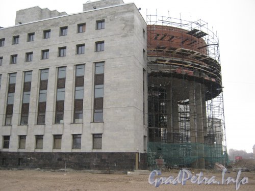Московский пр., дом 165, корпус 2. Общий вид правой части здания со стороны Варшавской ул. Фото 4 апреля 2012 г.