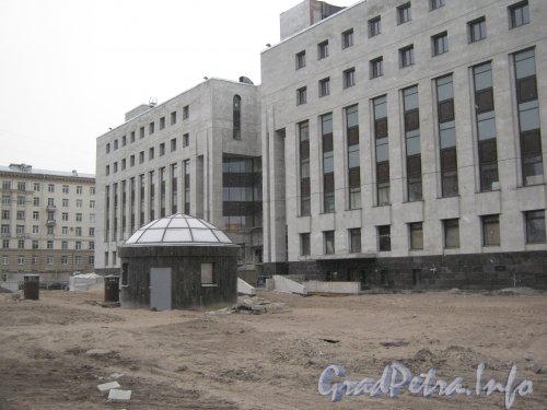 Московский пр., дом 165, корпус 2. Общий вид со стороны Варшавской ул. Фото 4 апреля 2012 г.