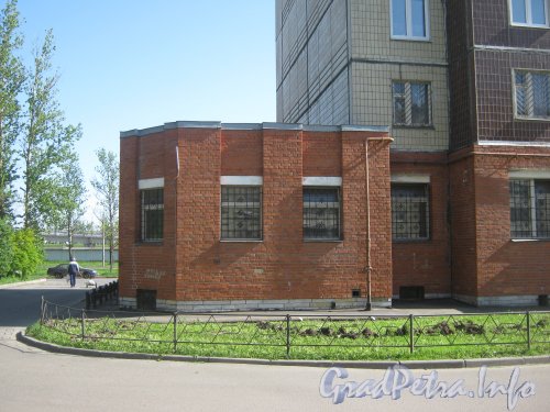 Пр. Народного Ополчения, дом 137, корп. 1. Фрагмент угловой части здания. Фото май 2012 г.