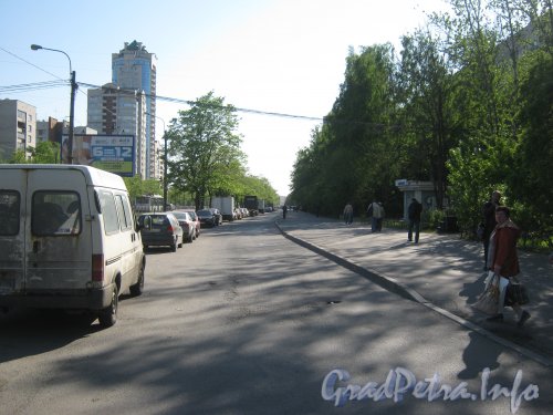 Проезд параллельно пр. Ветеранов в районе дома 23 корпус 2. Вид в сторону ул. Лёни Голикова. Фото 23 мая 2012 г.