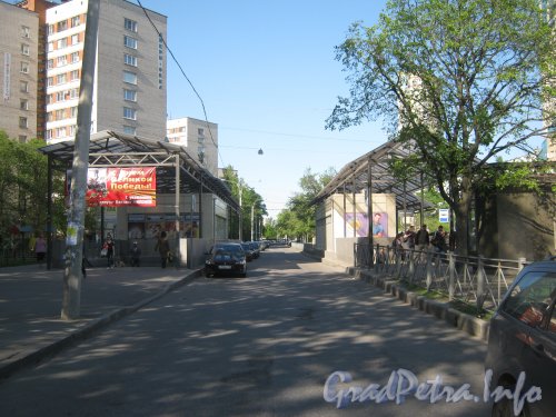 Проезд параллельно пр. Ветеранов в районе домов 23а (слева) и 23б (справа). Вид в сторону Дачного пр. Фото 23 мая 2012 г.