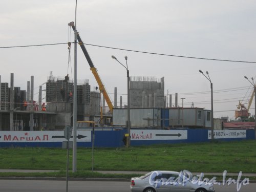 Строительство здания в районе домов 21-23 по пр. Маршала Жукова. Фото 27 сентября 2012 г.