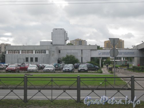 Ленинский пр., дом 101а. Общий вид со стороны дома 104 на левую часть здания. Фото сентябрь 2012 г.