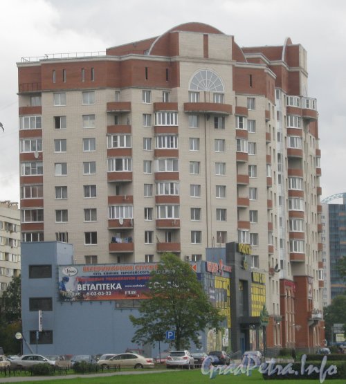 Ленинский пр., дом 108, корп. 1 (жилой дом на заднем плане) и дом 106, корп. 4 (серое 2-этажное здание ТК на переднем плане). Общий вид со стороны дома 104. Фото сентябрь 2012 г.