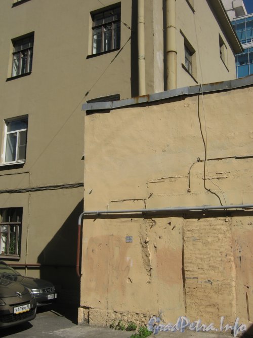 Пр. Стачек, дом 24. Фрагмент здания со стороны двора. Фото 13 июня 2012 г.