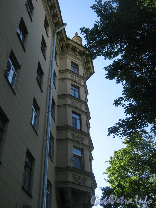 Ул. Трефолева, д. 3. Верхняя часть фасада со стороны Тихомировской ул. Фото июнь 2012 г.