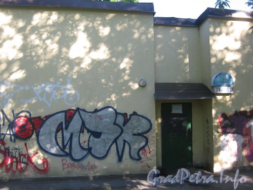 Пр. Стачек, дом 22б. Туалет в парке 9 января. Вид со стороны ограды и пр. Стачек. Фото мюнь 2012 г.