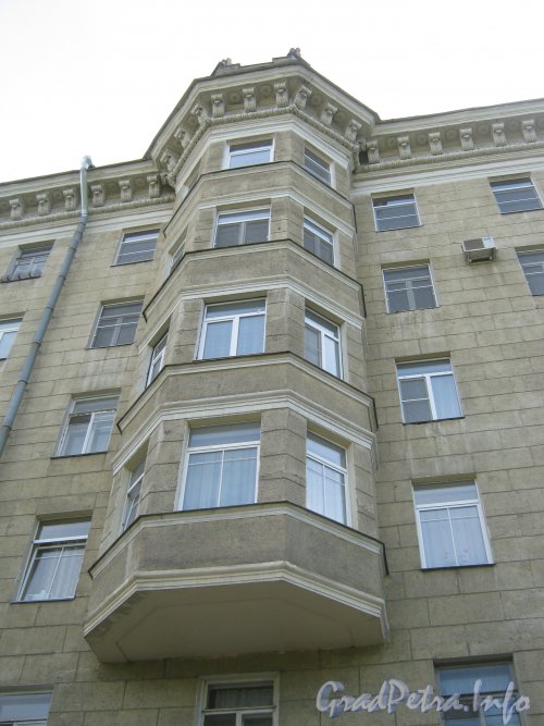 Ул. Трефолева, дом 3. Фрагмент фасада с балконами.  Вид  из сада 9-января. Фото 29 мая 2012 г.