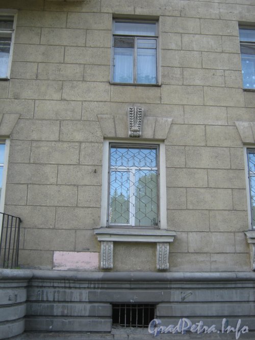 Ул. Трефолева, дом 3. Окно первого этажа со стороны фасада и Тихомировской ул. Вид  из сада 9-января.  Фото 29 мая 2012 г.