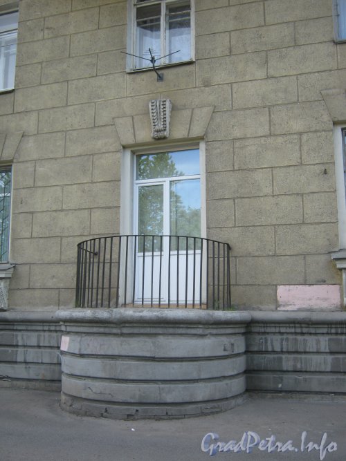 Ул. Трефолева, дом 3. Окно первого этажа со стороны фасада и Тихомировской ул.  Вид  из сада 9-января. Фото 29 мая 2012 г.