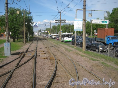 Пр. Стачек (справа) и трамвайные пути параллельно ему перед пересечением с ул. Маршала Казакова. Фото 29 мая 2012г.