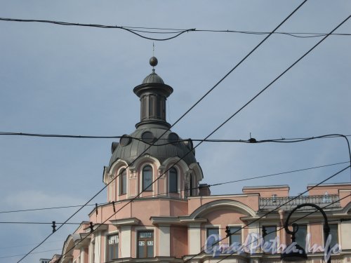 Каменноостровский пр., дом 38. Верхняя угловая часть здания. Фото 7 июля 2012 г.