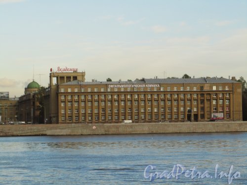 Малоохтинский пр., дом 82. Общий вид здания с левого берега Невы. Фото октябрь 2012 г.