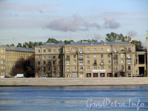 Малоохтинский пр., дом 84. Общий вид здания с левого берега Невы. Фото октябрь 2012 г.