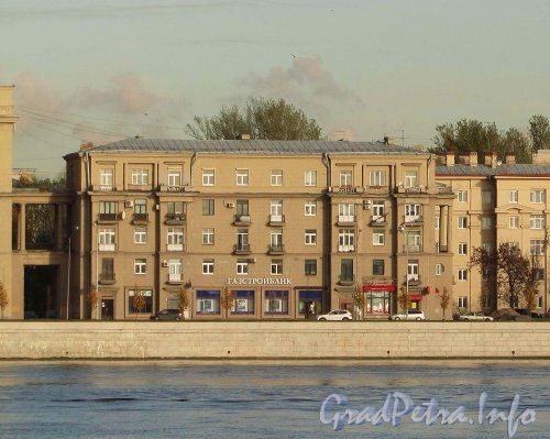 Малоохтинский пр., дом 88. Общий вид здания с левого берега Невы. Фото октябрь 2012 г.