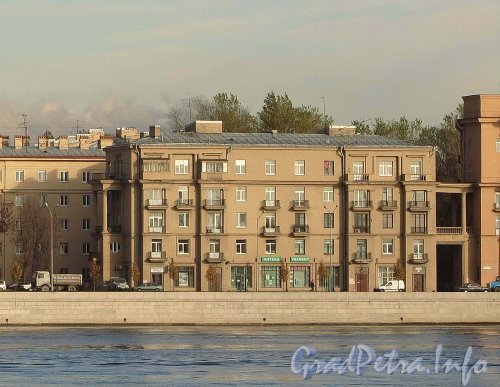 Малоохтинский пр., дом 92. Общий вид здания с левого берега Невы. Фото октябрь 2012 г.